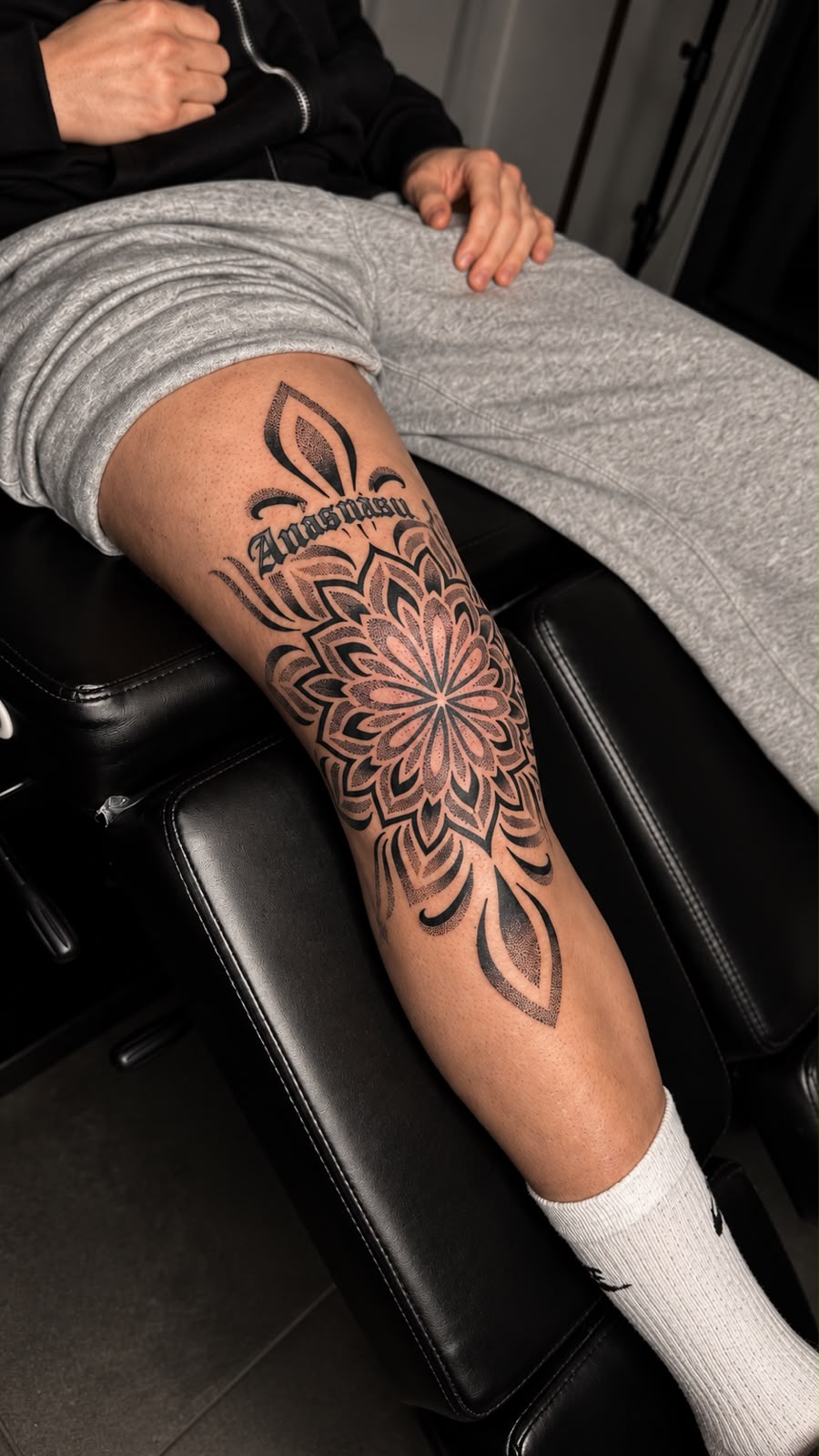 Großflächiges Mandala in Blackwork und Dotwork am Knie