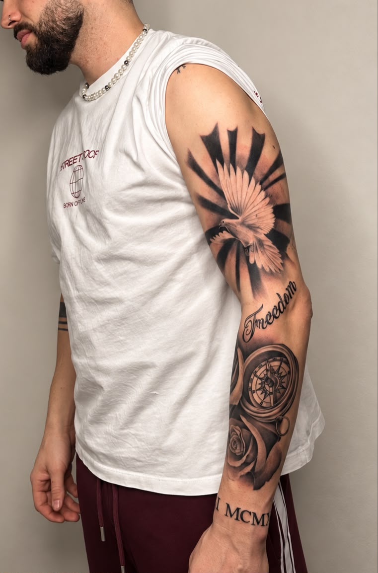 Realismus Full Sleeve mit Taube, Kompass und Rosen am Arm